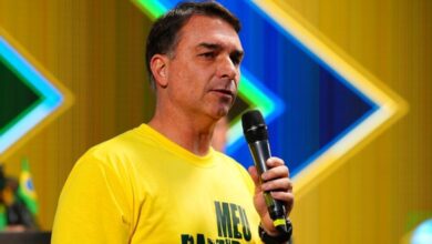 Flávio Bolsonaro não vai ao debate da Band no domingo (18)