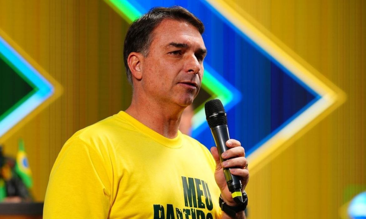 Flávio Bolsonaro não vai ao debate da Band no domingo (18)