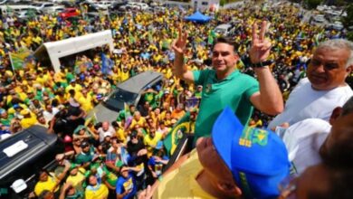 Flávio Bolsonaro reúne apoiadores em BH no último dia de campanha