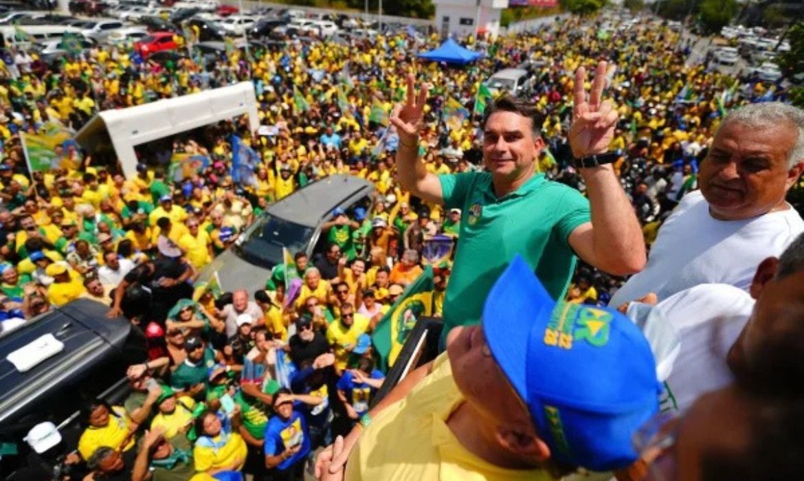 Flvio Bolsonaro rene apoiadores em BH no ltimo dia de campanha