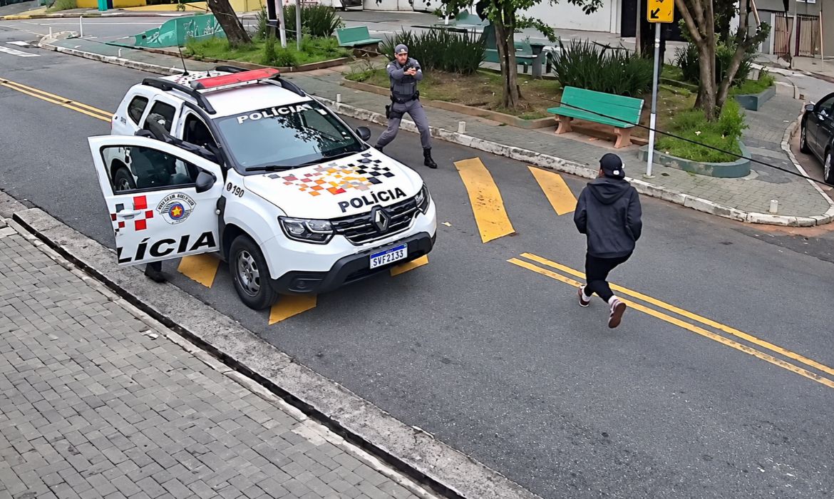 Homem é baleado por Policial Militar após jogar pedra em viatura em Osasco