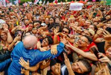 Lula participa de ato na Paulista em campanha pelo 2º turno
