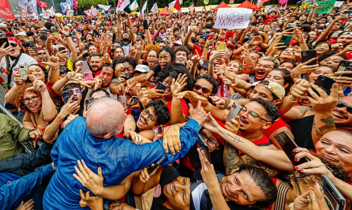Lula participa de ato na Paulista em campanha pelo 2º turno