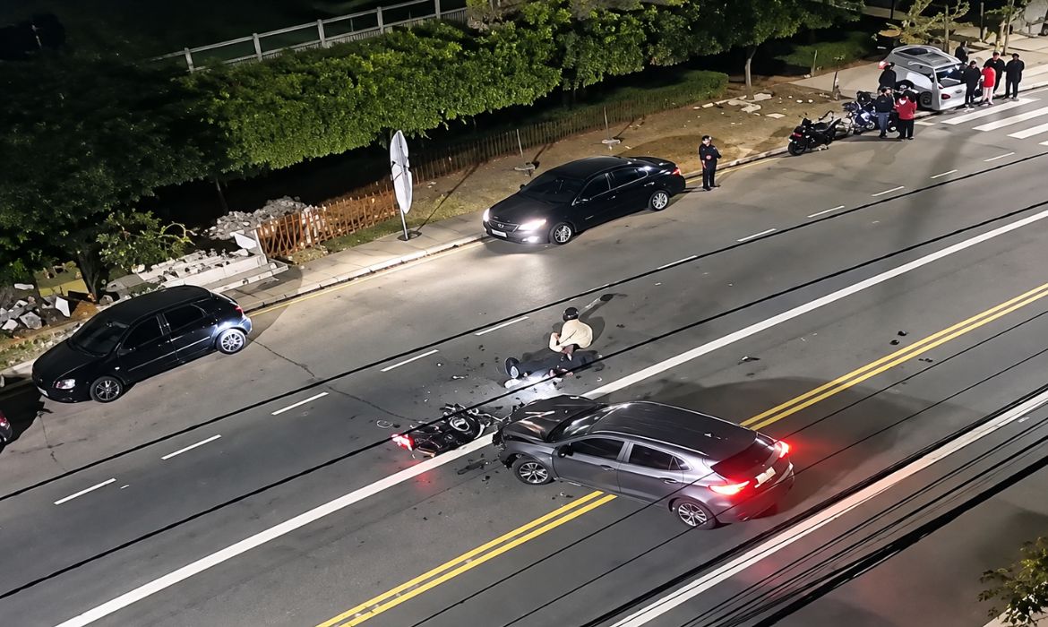 Motorista é preso após atingir moto com duas pessoas e fugir em Guarulhos