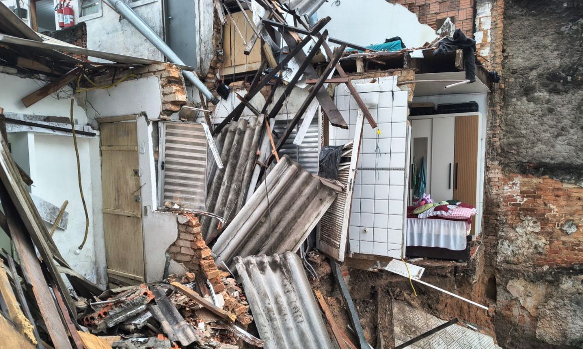 Mulher morre após deslizamento atingir casa na Brasilândia