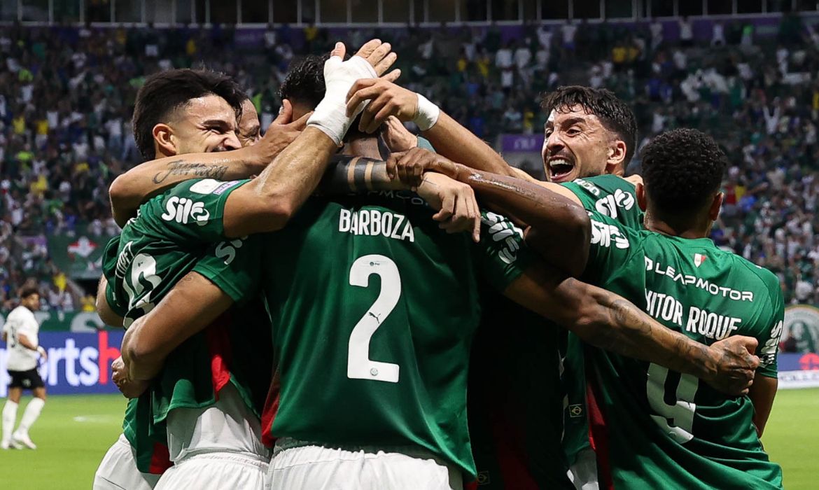 Palmeiras goleia Corinthians por 4 a 1 e amplia crise do rival