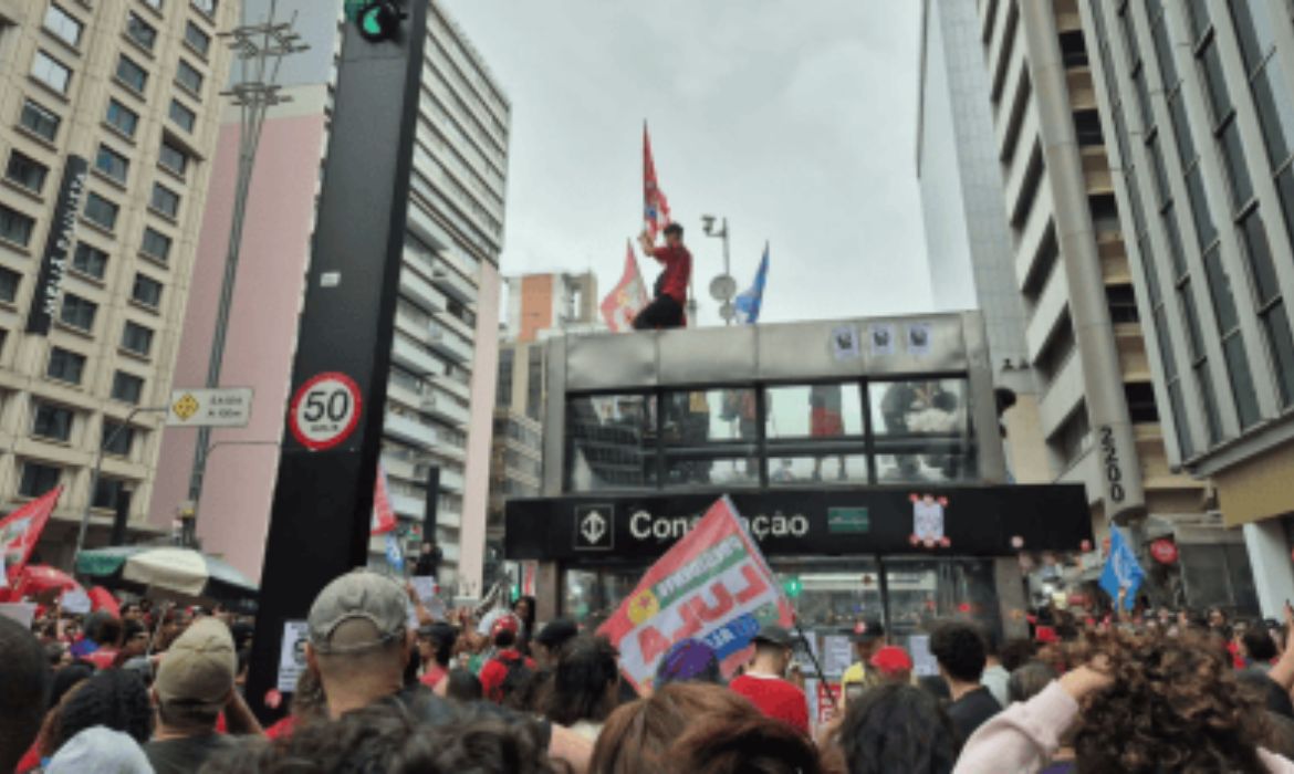 Ato pró-Lula na Paulista termina em vandalismo em estações do Metrô