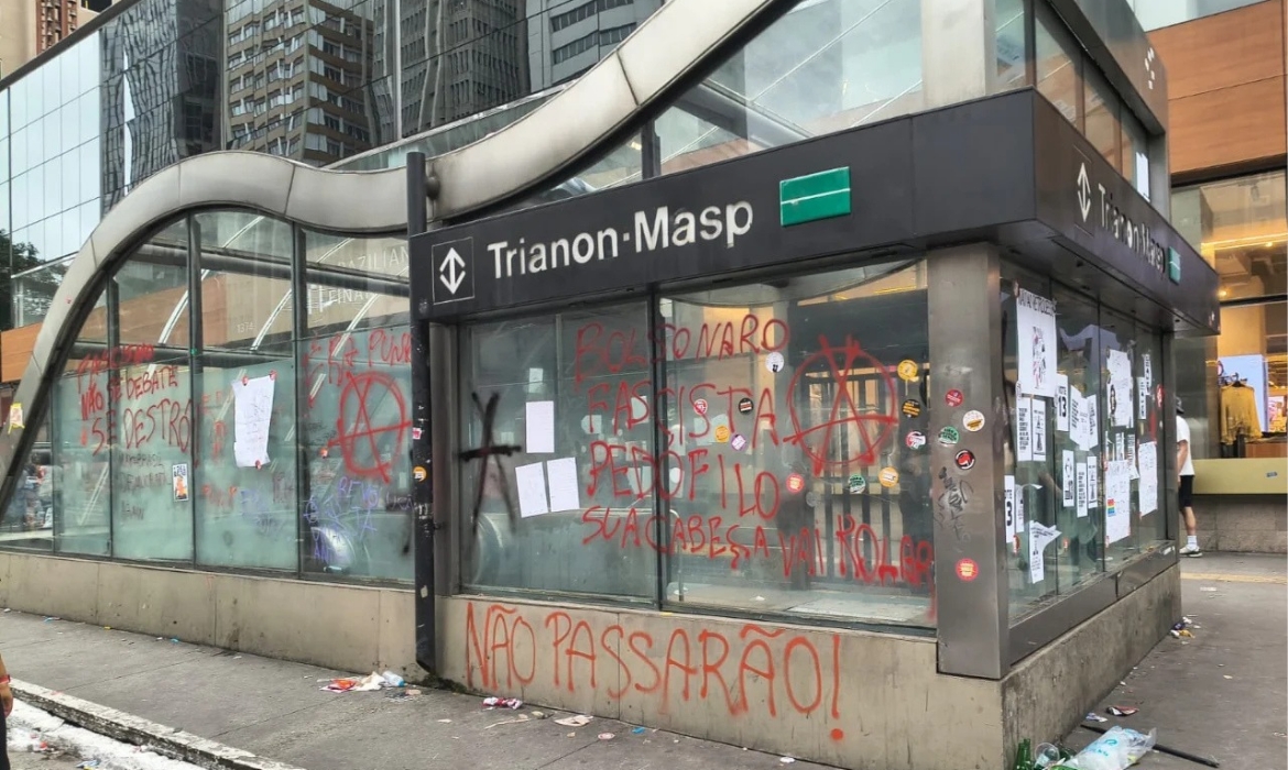 Ato pr-Lula na Paulista termina em vandalismo em estaes do Metr