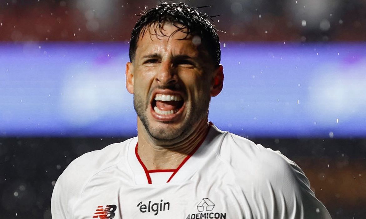 São Paulo vence o Vitória com dois gols de Calleri na volta de Lucas Moura