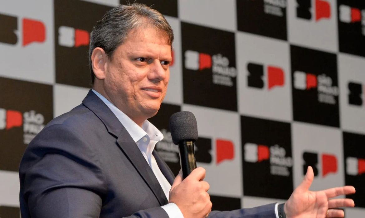 Tarcísio de Freitas é reeleito governador de São Paulo no primeiro turno